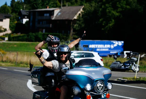 Faaker See, Avusturya - 01 Eylül 2025: Harley-Davidson motosiklet meraklıları Avrupa Bisiklet Haftası boyunca birlikte geziyorlar, güzel bir manzarada dostluk ve macera sergiliyorlar