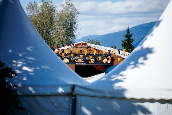 Faaker See, Avusturya - 01 Eylül 2025: Avrupa Bisiklet Haftası 'ndaki renkli çadırlar canlı dekorasyonlar ve manzaralı dağ manzaralı bir festival atmosferi yarattı