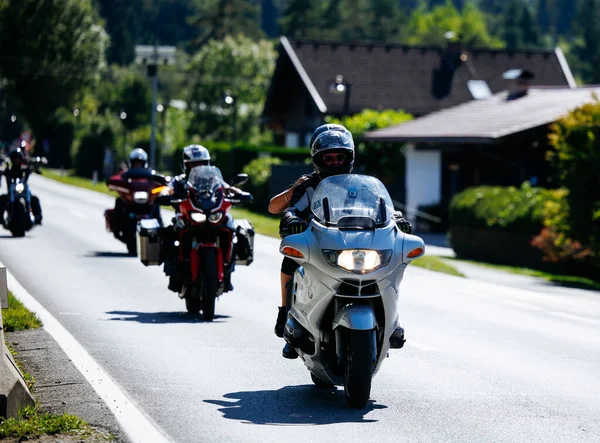 Faaker See, Avusturya - 01 Eylül 2025: Avrupa Bisiklet Haftası boyunca bisiklet turu yapan motosikletçiler, Harley sürücülerinin heyecanını ve toplum ruhunu vurguladılar