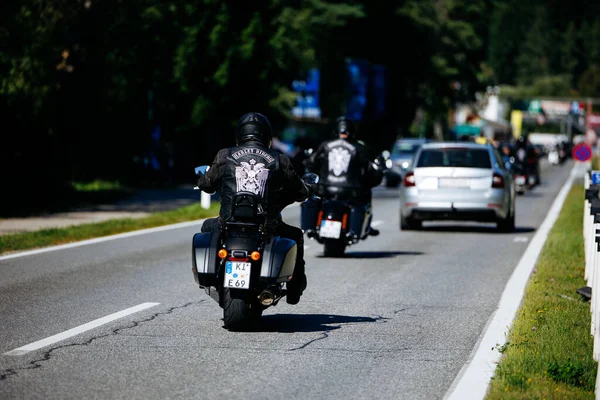 Faaker See, Avusturya - 01 Eylül 2025: Avrupa Bisiklet Haftası boyunca deri kıyafetli motosikletliler resmi bir yolda gezinerek Harley-Treffen 'in ruhunu yakaladılar