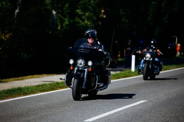 Faaker See, Avusturya - 01 Eylül 2025: Harley-Davidson sürücüleri, Avrupa Bisiklet Haftası ve yoldaşlığın özünü yakalayarak güneşli bir günün tadını çıkarıyorlar