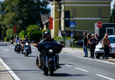 Faaker See, Avusturya - 01 Eylül 2025: Harley-Davidson bisikletleri Avrupa Bisiklet Haftası sırasında cadde boyunca sürüşü, hareketli ambiyansı ve tutkulu motosiklet kültürünü yakalıyor