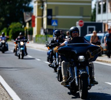 Faaker See, Avusturya - 01 Eylül 2025: Harley-Davidson motosikletleri Avrupa Bisiklet Haftası sırasında, sürücüler ve izleyiciler canlı atmosferin tadını çıkarıyorlar