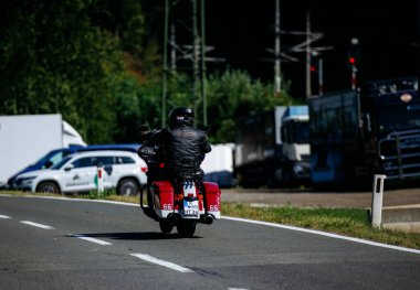 Faaker See, Avusturya - 01 Eylül 2025: Harley-Davidson motosikletli motosiklet Avrupa Bisiklet Haftası boyunca manzara yolu boyunca seyahat ederek özgürlük ve maceranın özünü yakalıyor