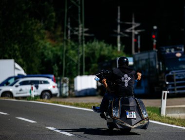 Faaker See, Avusturya - 01 Eylül 2025: Avrupa Bisiklet Haftası boyunca yemyeşil ve canlı atmosferle çevrili eşsiz bir motosiklet gezisi
