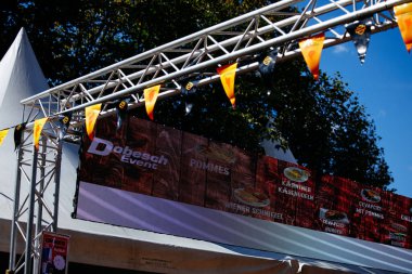 Faaker See, Avusturya - 01 Eylül 2025: Avrupa Bisiklet Haftası 'nda yiyecek standı geleneksel yemekler için pankartlar sergileniyor, Harley-Treffen' de katılımcılar için canlı bir atmosfer yaratılıyor