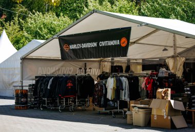 Faaker See, Avusturya - 01 Eylül 2025: Harley-Davidson Avrupa Bisiklet Haftası 'nda motosiklet severler için çeşitli giysi ve aksesuarlar sergileniyor