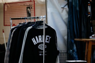 Faaker See, Avusturya - 01 Eylül 2025: Harley giysileri Avrupa Bisiklet Haftası 'nda belirgin bir şekilde sergilenmekte, canlı atmosfer ve motosiklet kültürünü ön plana çıkarmaktadır