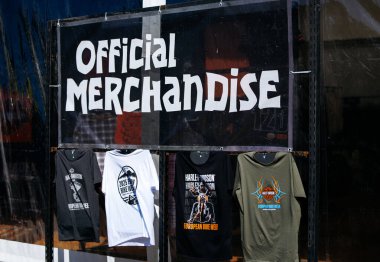 Faaker See, Avusturya - 01 Eylül 2025: Harley-Davidson tişörtleri Avrupa Bisiklet Haftasında sergileniyor, canlı tasarımlar ve festival atmosferi vurgulanıyor