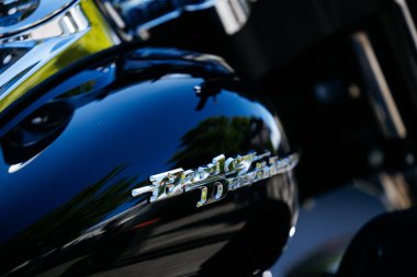 Faaker See, Avusturya - 01 Eylül 2025: Motosiklet üzerindeki Harley-Davidson amblemine yakın çekim, parlak siyah kaplama ve Avrupa Bisiklet Haftası boyunca parlak yansımalar