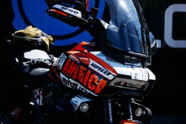 Faaker See, Avusturya - 01 Eylül 2025: Harley-Davidson motosikleti Avrupa Bisiklet Haftası 'nda park edilmiş, bisiklet kültürünün özünü yakalayan cesur renk ve tasarım özelliklerine sahiptir.