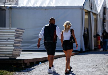 Faaker See, Avusturya - 01 Eylül 2025: Avrupa Bisiklet Haftası 'nda çadırlar ve Harley-Treffen' in hareketli atmosferiyle çevrili çift gezintileri