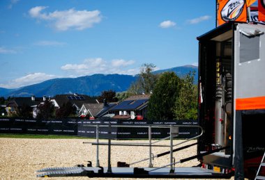 Faaker See, Avusturya - 01 Eylül 2025: Harley-Davidson Avrupa Bisiklet Haftası 'nda düzenlenen etkinlik hazırlıklarında manzaralı dağlar ve hareketli bir atmosfer yer alıyor.