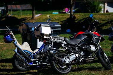 Faaker See, Avusturya - 01 Eylül 2025: Avrupa Bisiklet Haftası 'nda özel motosikletler sergileniyor, canlı bir atmosferde eşsiz tasarımlar ve canlı renkler vurgulanıyor