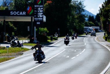 Faaker See, Avusturya - 01 Eylül 2025: Harley-Davidson sürücüsü Avrupa Bisiklet Haftası 'nda motosikletli arkadaşlarıyla yollarda ve yemyeşil alanlarda manzaralı bir gezinti yapıyor
