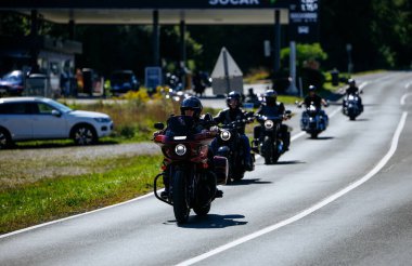 Faaker See, Avusturya - 01 Eylül 2025: Avrupa Bisiklet Haftası sırasında Harley-Davidson motosikletli grup