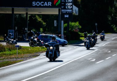 Faaker See, Avusturya - 01 Eylül 2025: Harley-Davidson sürücüleri Avrupa Bisiklet Haftası boyunca güneşli bir günün tadını çıkararak özgürlük ve macera ruhunu yakaladılar