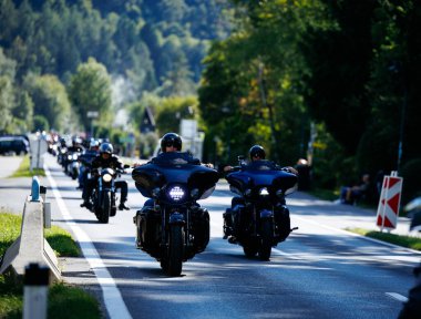 Faaker See, Avusturya - 01 Eylül 2025: Harley-Davidson bisikletli motosikletçiler Avrupa Bisiklet Haftası boyunca resimli bir yolda seyahat ederek özgürlüğün özünü yakalıyorlar