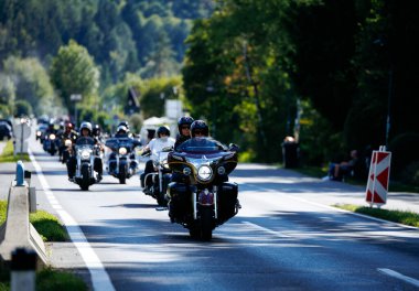Faaker See, Avusturya - 01 Eylül 2025: Harley-Davidson motorsikletleri Avrupa Bisiklet Haftası boyunca resim yollarında birlikte dolaşarak motosiklet kültürünün heyecanını vurguladı