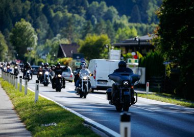 Faaker See, Avusturya - 01 Eylül 2025: Motosikletliler Avrupa Bisiklet Haftası boyunca Harley-Davidson motosikletlerinin açık hava ortamında sürüşünün keyfini çıkarıyorlar
