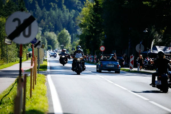 Faaker See, Avusturya - 01 Eylül 2025: Avrupa Bisiklet Haftası sırasında motosikletler güzel bir yolda ilerliyor, Harley hayranları ve yemyeşil alanları vurguluyor