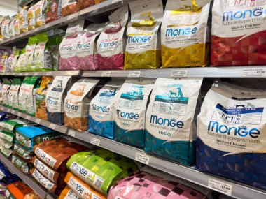 Udine, İtalya - 26 Ağustos 2025: Süpermarket raflarında sergilenen hayvan beslenme poşetleri, canlı renkler ve kaliteli besin arayışındaki hayvan sahipleri için çeşitli seçenekler