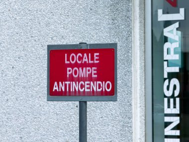 Udine, İtalya - 26 Ağustos 2025: Şehir merkezlerindeki güvenlik protokolleri ve acil durum hazırlıklarının vurgulandığı dış binanın yangın pompa alanı kırmızı işaretli