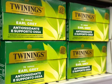 Udine, İtalya - 26 Ağustos 2025: Twinings Earl Grey yeşil çay kutuları, çekici ambalaj ve marka kimliklerini vurgulayarak, bir süpermarket rafında düzgünce düzenlenmiştir.