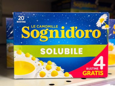 Udine, İtalya - 26 Ağustos 2025: Rafta Sognid 'oro papatya çayı kutusu, canlı renkler ve çiçekli grafikler sergileniyor, sakinleştirici anlar için mükemmel