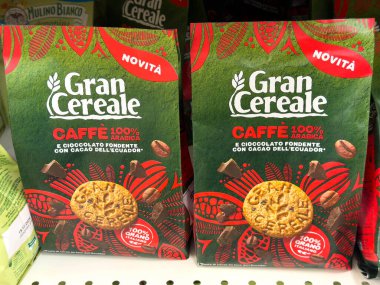 Udine, İtalya - 26 Ağustos 2025: Gran Cereale Caffe% 100 Arabica kurabiye paketleme, renkli grafikler ve cazip çikolata elementleri içeren bir mağaza rafında belirgin bir şekilde sergilenmektedir