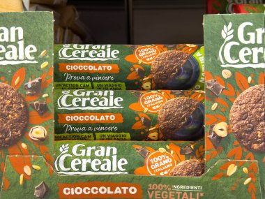 Udine, İtalya - 26 Ağustos 2025: Gran Cereale çikolataları rengarenk ambalajlarını ve sağlıklı malzemelerini ön plana çıkaran raflarda güzelce düzenlenmiştir.