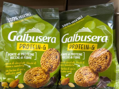 Udine, İtalya - 26 Ağustos 2025: Galbusera Protein-G atıştırmalık poşetleri çikolata ve nohut unundan yapılmış lezzetli kurabiyeler sergiliyor, sağlıklı yeme seçeneklerini destekliyor
