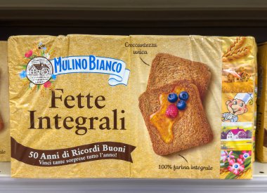 Udine, İtalya - 26 Ağustos 2025: Mulino Bianco Fette Integrali 'nin bütün tahıl bisküvileri bir süpermarket rafına güzelce paketlenmiştir.