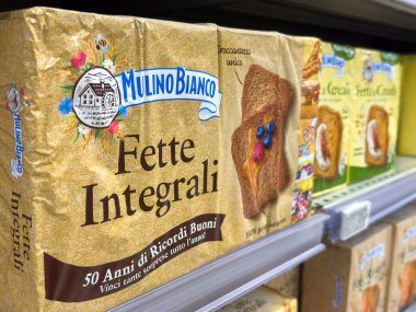 Udine, İtalya - 26 Ağustos 2025: Mulino Bianco Fette Integrali ambalajı çekici tasarım ve renkleri ön plana çıkaran bir süpermarket rafında sergilenmektedir