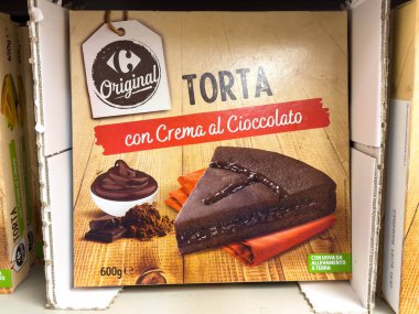 Udine, İtalya - 26 Ağustos 2025: Kremalı çikolatalı kek kutusu, ahşap rafta sunuldu çikolata serpiştirilmiş, baştan çıkarıcı tatlı seçimi