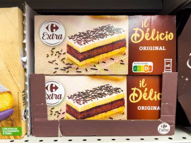 Udine, İtalya - 26 Ağustos 2025: Il Delicio Orijinal tatlı kutusu süpermarket rafında sergileniyor, çekici katmanları ve çikolata parçacıkları vurgulanıyor