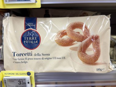Udine, İtalya - 26 Ağustos 2025: Terre d 'Italia' nın Torcetti della Serra kurabiyeleri güzel paketlenmiş, geleneksel İtalyan tarifleri ve davetkar dokuları vurgulanıyor