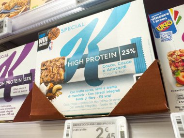 Udine, İtalya - 26 Ağustos 2025: Süpermarket raflarında sergilenen hindistan cevizi ve fındık aromalı özel K yüksek protein tahıl gevreği kutusu, besin bilgilerini ve çekici tasarımı vurguluyor