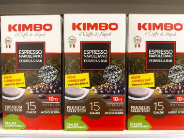 Udine, İtalya - 26 Ağustos 2025: Rafa dizilmiş Kimbo Espresso Napoletano kahve kutuları, prim seçimi ve çevre dostu gübre kapsülleri vurgulanıyor
