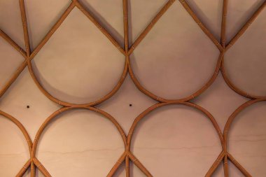 Geometrik ahşap tavan tasarımı ve karmaşık eğimli desenler..