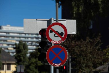 Sokak 'ta boynuzu ve park sembolü olmayan trafik işaretleri..