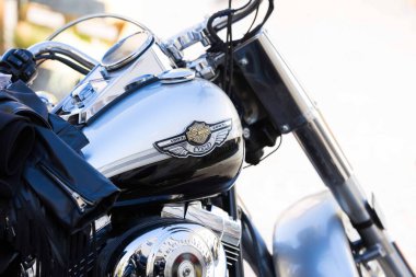 Villach, Avusturya - Eylül 04, 2025: Krom kaplama ve logo içeren Harley-Davidson motosikletinin yakın görüntüsü, bu ikonik aracın kalitesini ve tasarımını vurguluyor