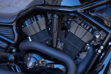 Villach, Avusturya - Eylül 04, 2025: Motosiklet motorunun yakın çekimi mekanik tasarım ve mühendislikte karmaşık ayrıntıları ve işçiliği vurguluyor