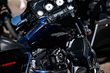 Villach, Avusturya - Eylül 04, 2025: Harley Davidson motosikleti güçlü motoru ve modern gösterge panelini vurgulayan çarpıcı siyah bir bitiş ve krom detayına sahiptir.