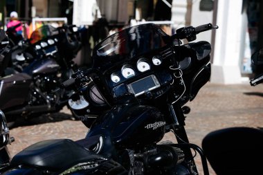 Villach, Avusturya - Eylül 04, 2025: Hız göstergesi ve kontrollü, tasarım ve işçiliği vurgulayan siyah Harley-Davidson motorlu gösterge paneli