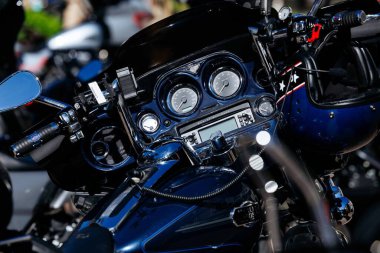 Villach, Avusturya - Eylül 04, 2025: Göstergeler ve kontrollerle motosiklet gösterge panelinin yakın çekimi, motorun işçiliğini ve tasarım unsurlarını vurguluyor