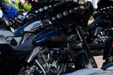 Villach, Avusturya - Eylül 04, 2025: Siyah Harley Davidson motosikleti diğer motosikletlerin yanında duruyor, güçlü tasarımı ve özellikleri vurgulanıyor