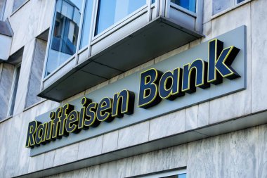 Villach, Avusturya - Eylül 04, 2025: Raiffeisen Bank tabelası şehir merkezindeki modern tasarım ve markalaşmayı ön plana çıkaran dış yapı üzerinde duruldu