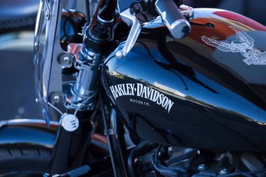 Villach, Avusturya - Eylül 04, 2025: Motosiklet kültürünün özünü yansıtan siyah Harley-Davidson motosikletinin yakın çekimi