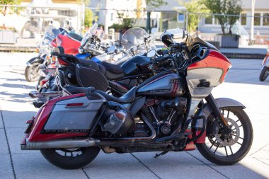 Villach, Avusturya - Eylül 04, 2025: Harley Davidson motosikleti, etkileyici tasarım ve işçiliğini vurgulayarak, canlı bir açık alanda göze çarpıyor.